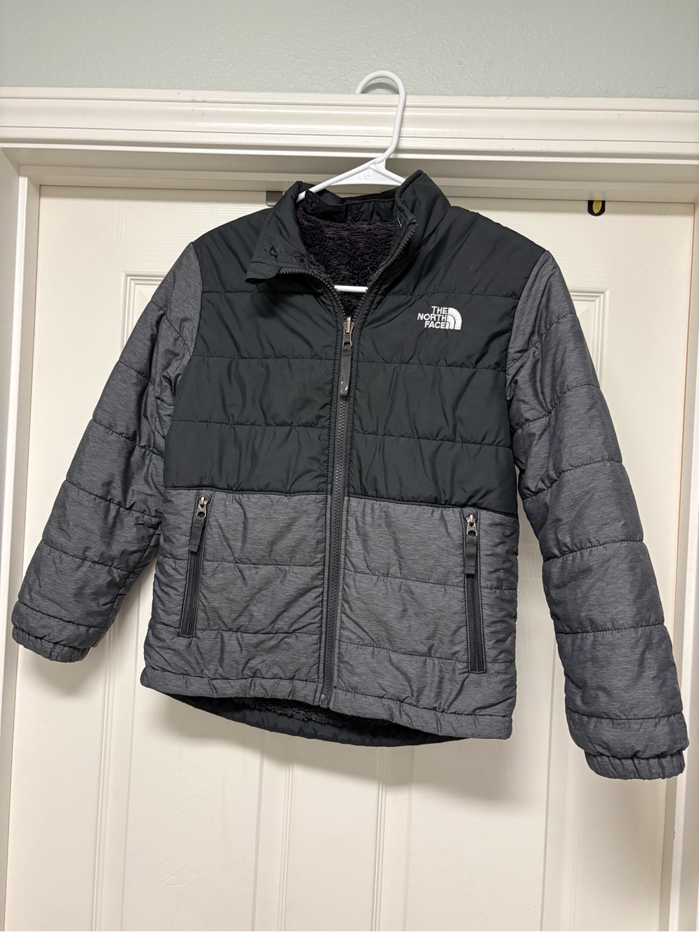 The North Face Boys insulated puffer coat jacket Sherpa Lining Black Gray
